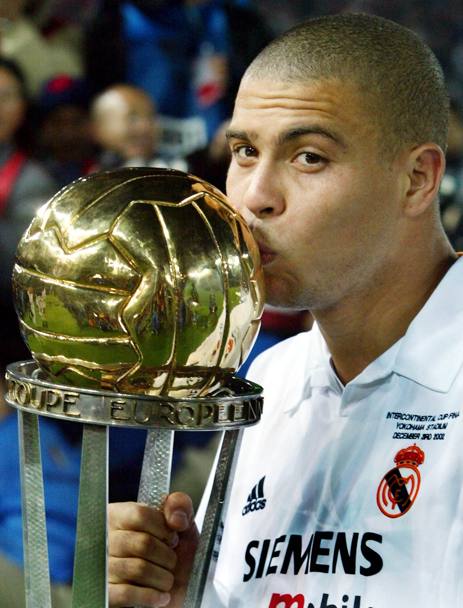 Ronaldo, passato al Real Madrid nell’estate del 2002, vinse la coppa Intercontinentale col club spagnolo battendo in finale la squadra paraguayana dell’Olimpia per 2-0 (Ap)